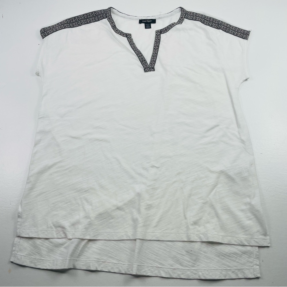 Lord and Tylor White‎ Top Women Size Medium Cotton V-neck embroidered shoulders
